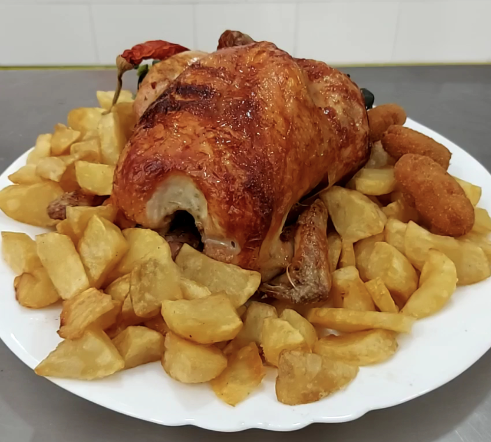 Pollo asado tradicional con patatas y alioli